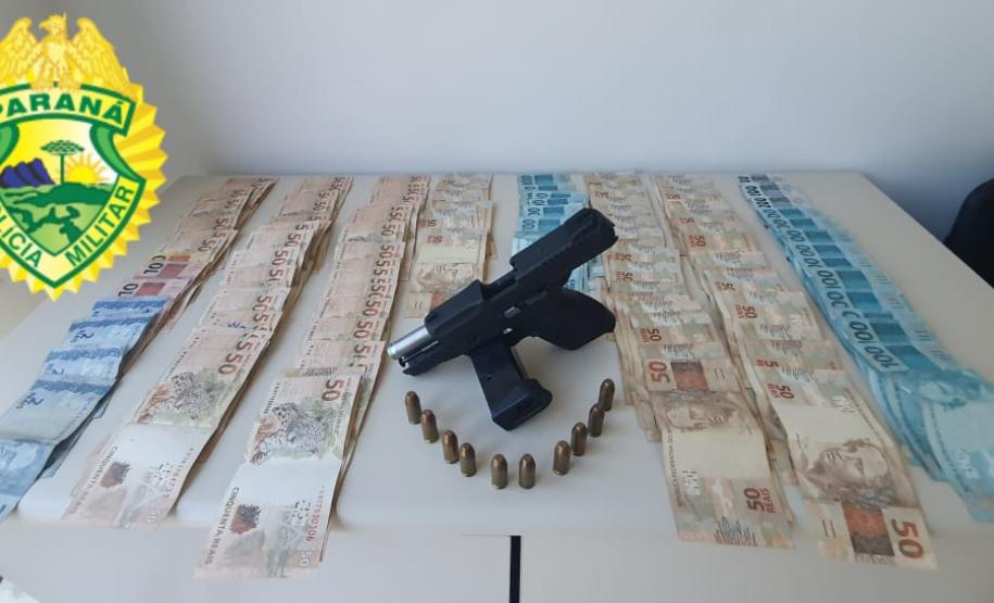 PM prende homem, apreende pistola e mais de R$ 7,4 mil em dinheiro em Paranaguá (PR)