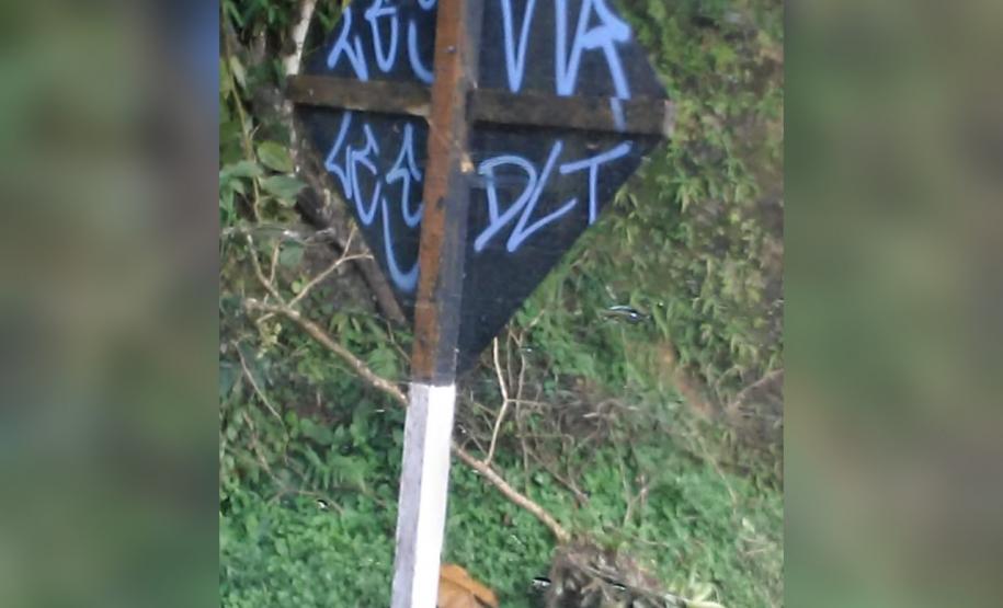 Durante Operação Vida, Polícia Rodoviária encaminha dois envolvidos por pichação em placas de sinalização em Morretes (PR)