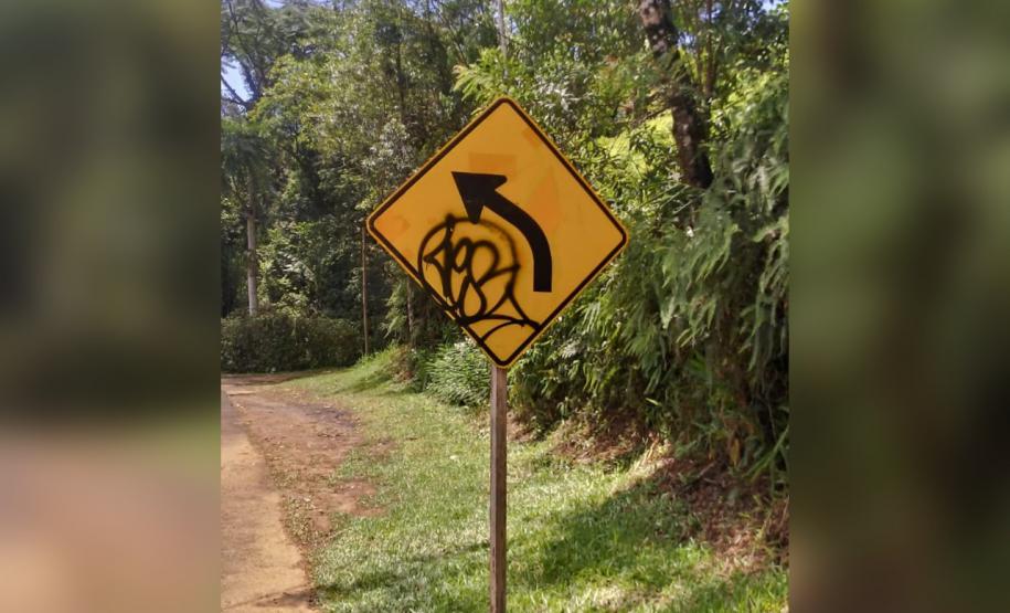 Durante Operação Vida, Polícia Rodoviária encaminha dois envolvidos por pichação em placas de sinalização em Morretes (PR)