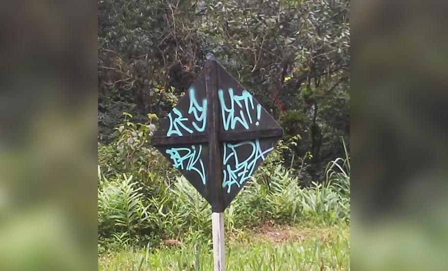 Durante Operação Vida, Polícia Rodoviária encaminha dois envolvidos por pichação em placas de sinalização em Morretes (PR)