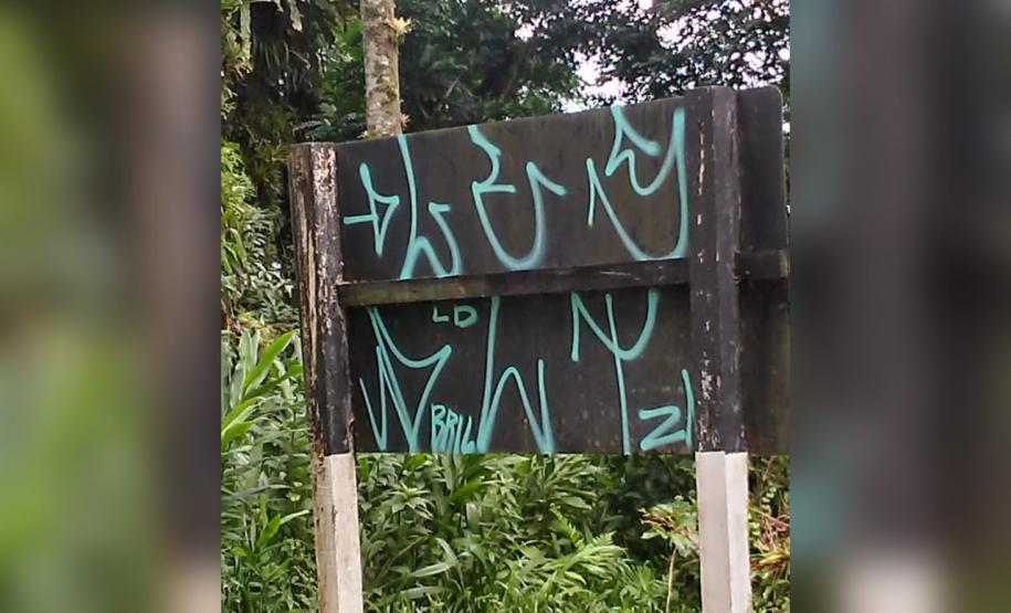 Durante Operação Vida, Polícia Rodoviária encaminha dois envolvidos por pichação em placas de sinalização em Morretes (PR)