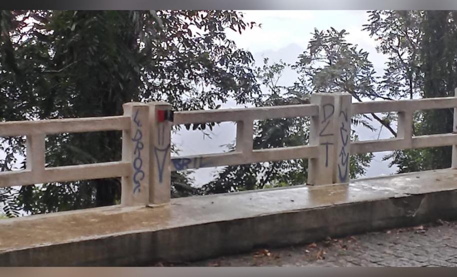 Durante Operação Vida, Polícia Rodoviária encaminha dois envolvidos por pichação em placas de sinalização em Morretes (PR)