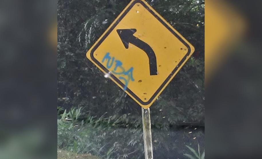 Durante Operação Vida, Polícia Rodoviária encaminha dois envolvidos por pichação em placas de sinalização em Morretes (PR)