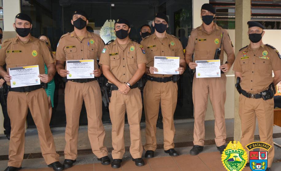 Policiais militares do 4º BPM recebem homenagem de Destaque do Mês e Destaque Operacional