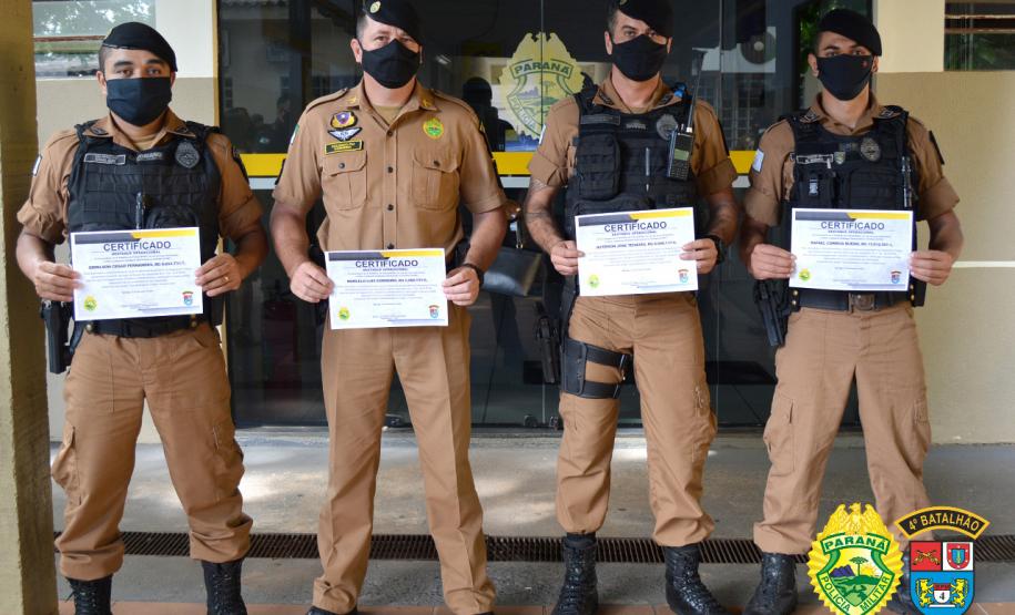 Policiais militares do 4º BPM recebem homenagem de Destaque do Mês e Destaque Operacional