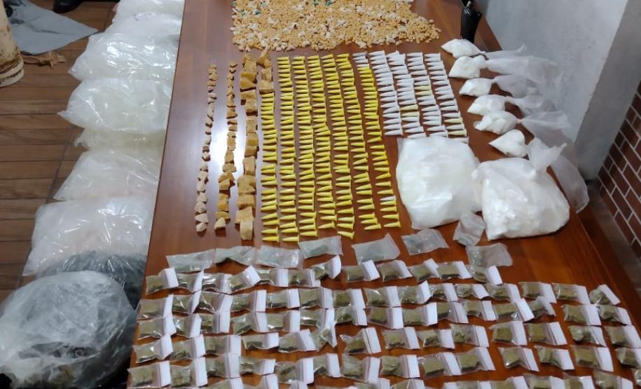 PM apreende mais de 3,4 mil porções de drogas em Campo Magro (PR) após denúncia