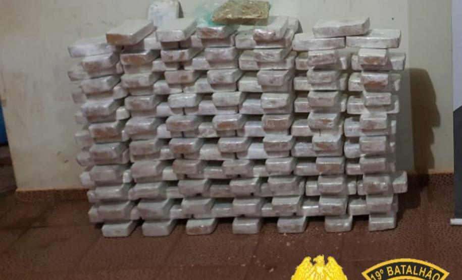 Carro com 132 quilos de crack é apreendido pela PM em Guaíra (PR), no Oeste do estado