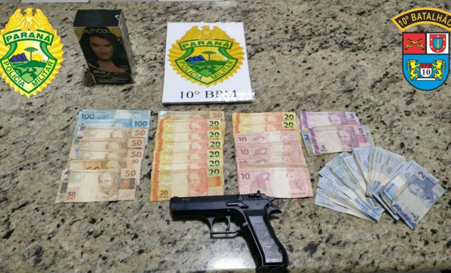 Momentos após roubo, PM encaminha suspeitos e apreende dinheiro e simulacro de arma de fogo em Apucarana, no Norte do estado