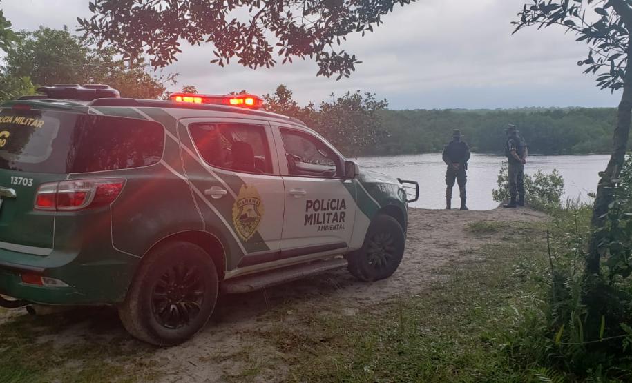 Polícia Ambiental combate descarte de resíduos a céu aberto e resgata aves silvestres no Litoral