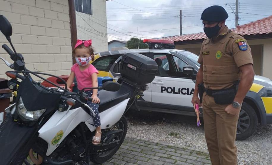 Admiradora da PM vai com a família visitar unidade da PM em Fazenda Rio Grande, na RMC