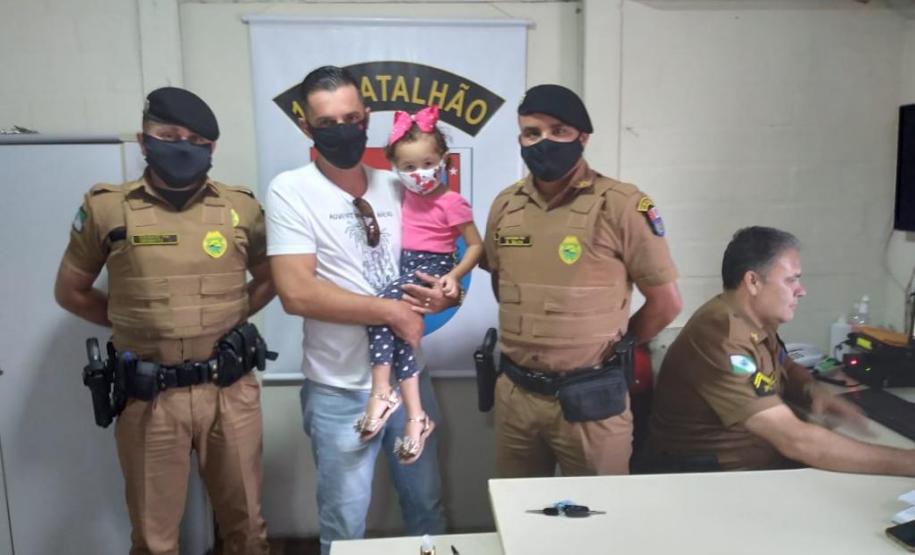 Admiradora da PM vai com a família visitar unidade da PM em Fazenda Rio Grande, na RMC