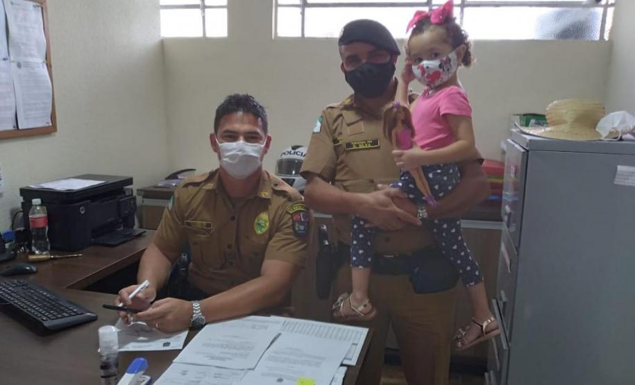 Admiradora da PM vai com a família visitar unidade da PM em Fazenda Rio Grande, na RMC