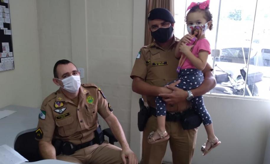 Admiradora da PM vai com a família visitar unidade da PM em Fazenda Rio Grande, na RMC