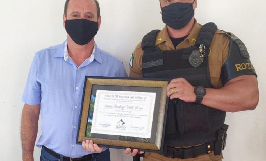 CONSEG homenageia policiais militares que se destacaram no serviço em Mandaguaçu (PR)