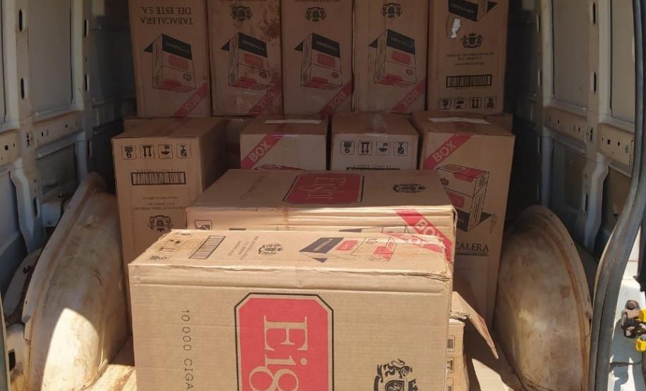 Mais de 5 mil pacotes de cigarro contrabandeado são apreendidos pela PM em Doutor Camargo, no Norte do Paraná