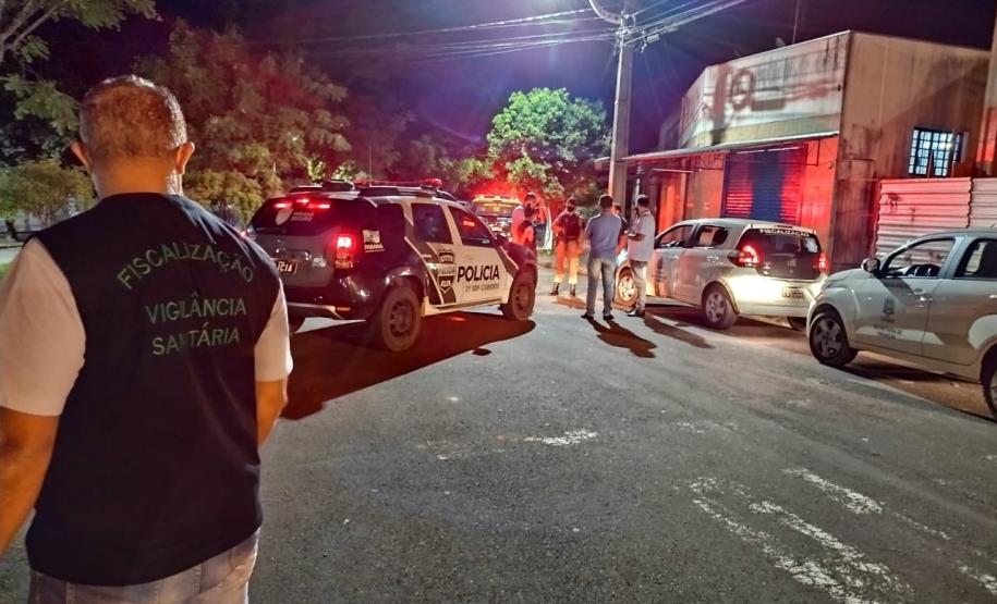 Policiais militares prestam orientações sobre o cumprimento do decreto governamental durante operação AIFU em Cianorte (PR)