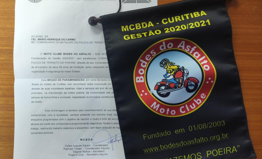 Coordenador do Moto Clube Bodes do Asfalto de Curitiba homenageia BPTran pelos 69 anos de atuação