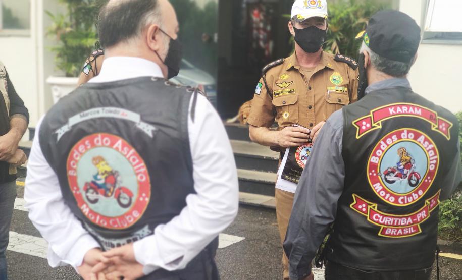 Coordenador do Moto Clube Bodes do Asfalto de Curitiba homenageia BPTran pelos 69 anos de atuação