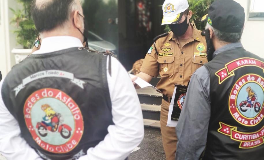 Coordenador do Moto Clube Bodes do Asfalto de Curitiba homenageia BPTran pelos 69 anos de atuação
