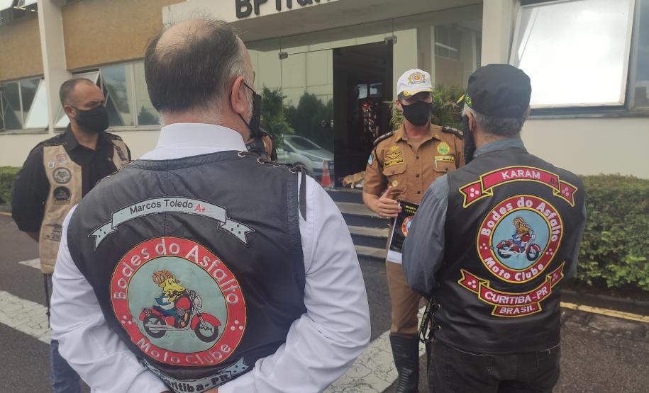 Coordenador do Moto Clube Bodes do Asfalto de Curitiba homenageia BPTran pelos 69 anos de atuação