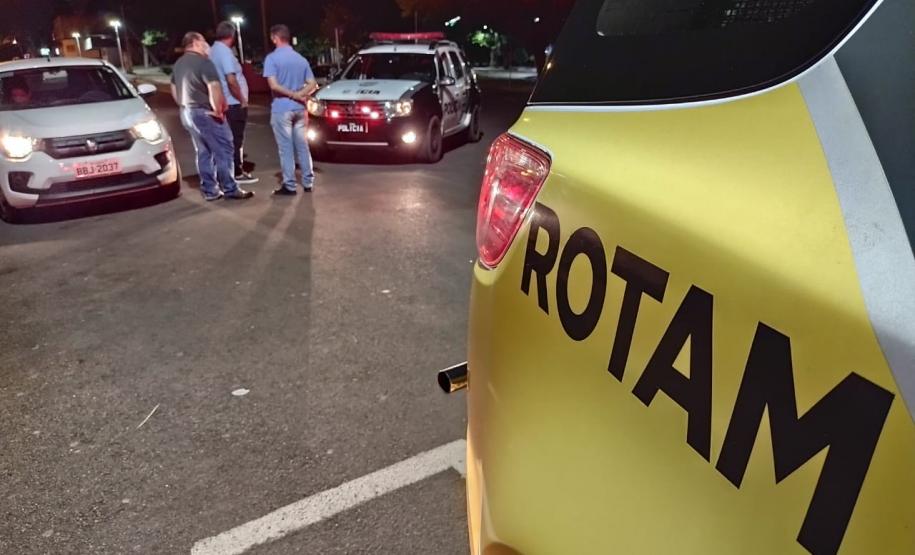 Policiais militares prestam orientações sobre o cumprimento do decreto governamental durante operação AIFU em Cianorte (PR)