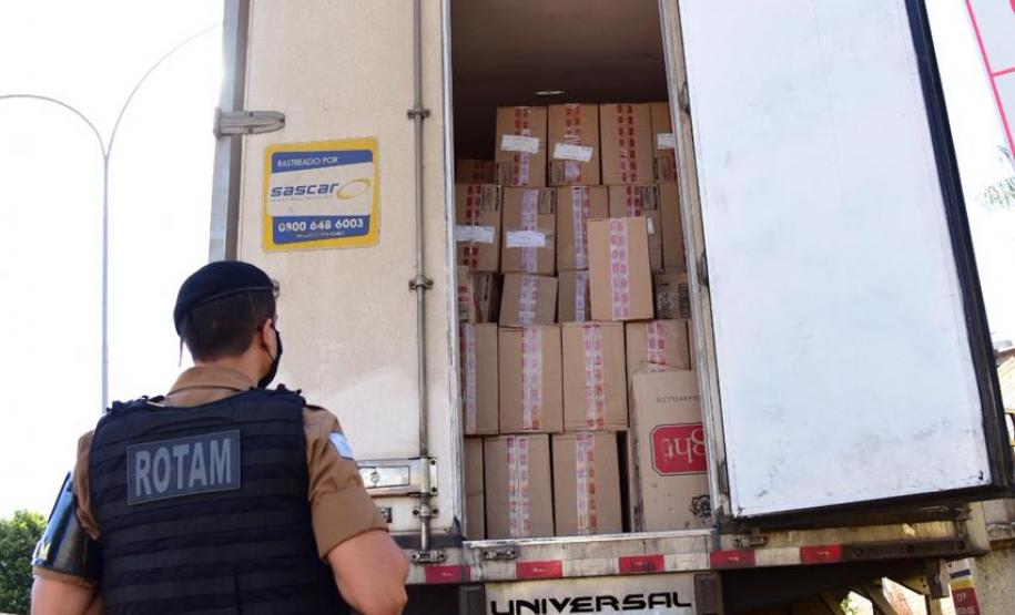 No Noroeste do estado, PM apreende mais de R$ 4 milhões em cigarros contrabandeados; dois caminhões também foram apreendidos