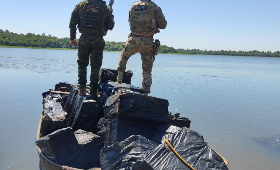 Ação do BPFron, do BOPE e da PF resultou na apreensão de um caminhão e um barco, carregados com cigarros contrabandeados