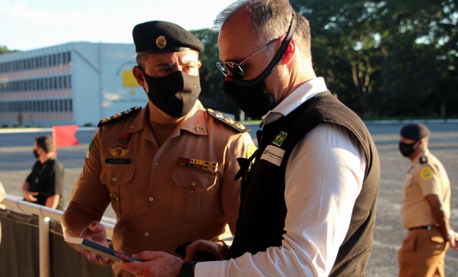 Profissionais de segurança pública são homenageados pelo ministro André Mendonça na APMG, em São José dos Pinhais