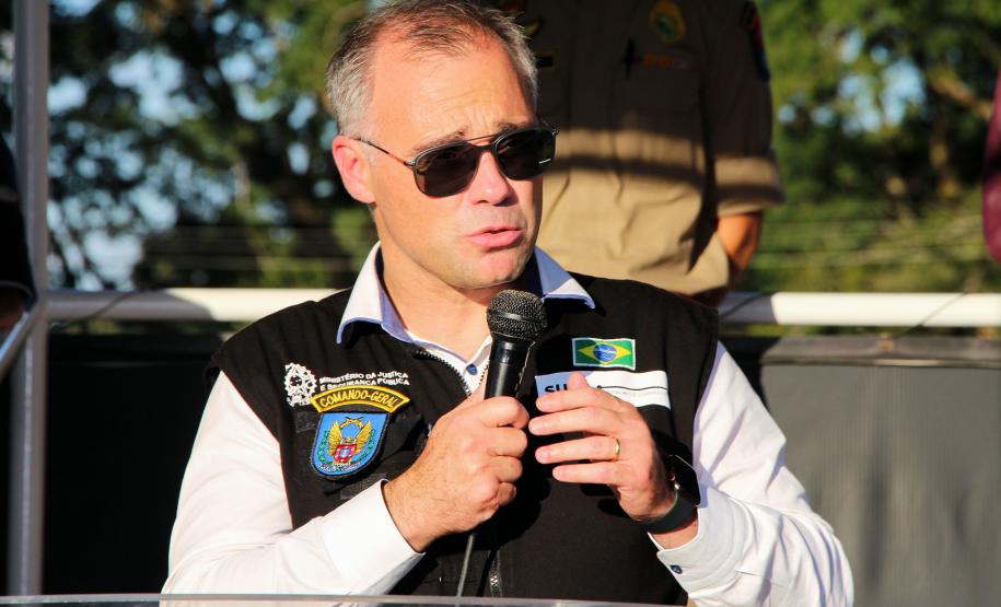 Profissionais de segurança pública são homenageados pelo ministro André Mendonça na APMG, em São José dos Pinhais