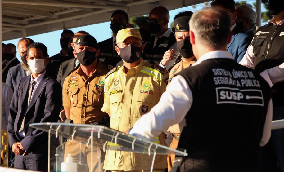 Profissionais de segurança pública são homenageados pelo ministro André Mendonça na APMG, em São José dos Pinhais