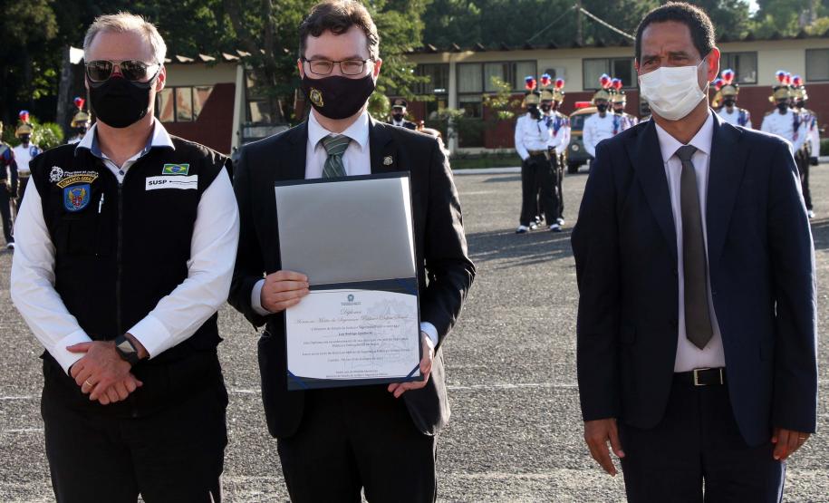 Profissionais de segurança pública são homenageados pelo ministro André Mendonça na APMG, em São José dos Pinhais