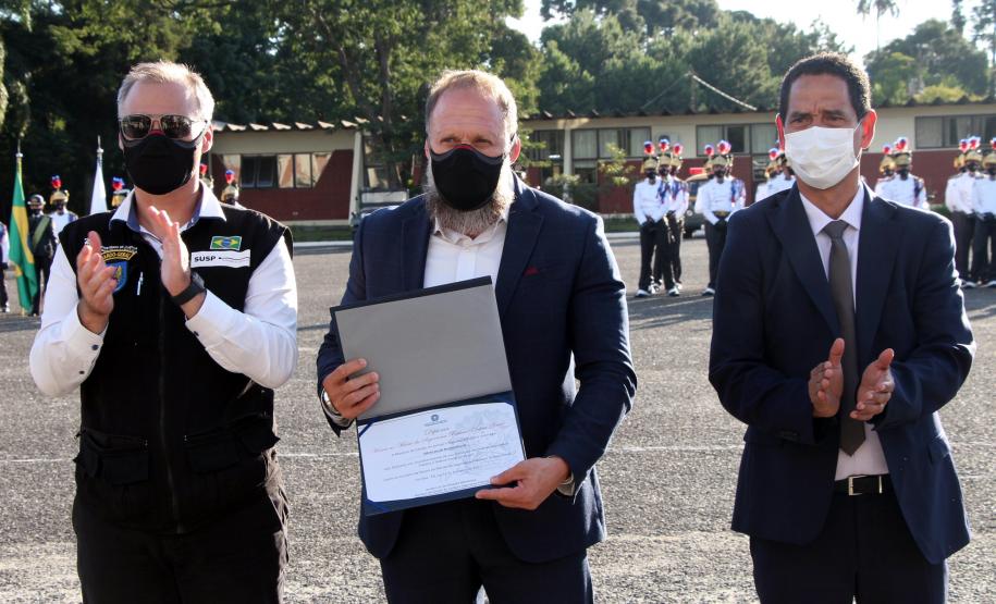 Profissionais de segurança pública são homenageados pelo ministro André Mendonça na APMG, em São José dos Pinhais