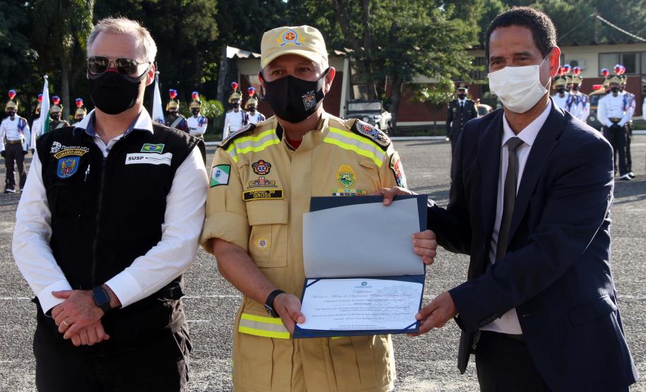 Profissionais de segurança pública são homenageados pelo ministro André Mendonça na APMG, em São José dos Pinhais