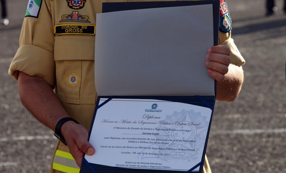 Profissionais de segurança pública são homenageados pelo ministro André Mendonça na APMG, em São José dos Pinhais