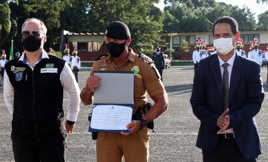 Profissionais de segurança pública são homenageados pelo ministro André Mendonça na APMG, em São José dos Pinhais