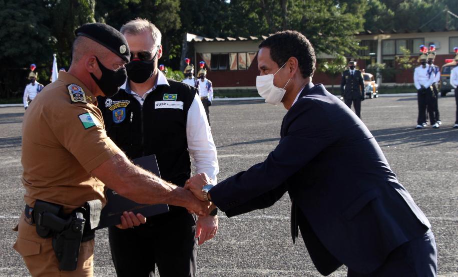 Profissionais de segurança pública são homenageados pelo ministro André Mendonça na APMG, em São José dos Pinhais