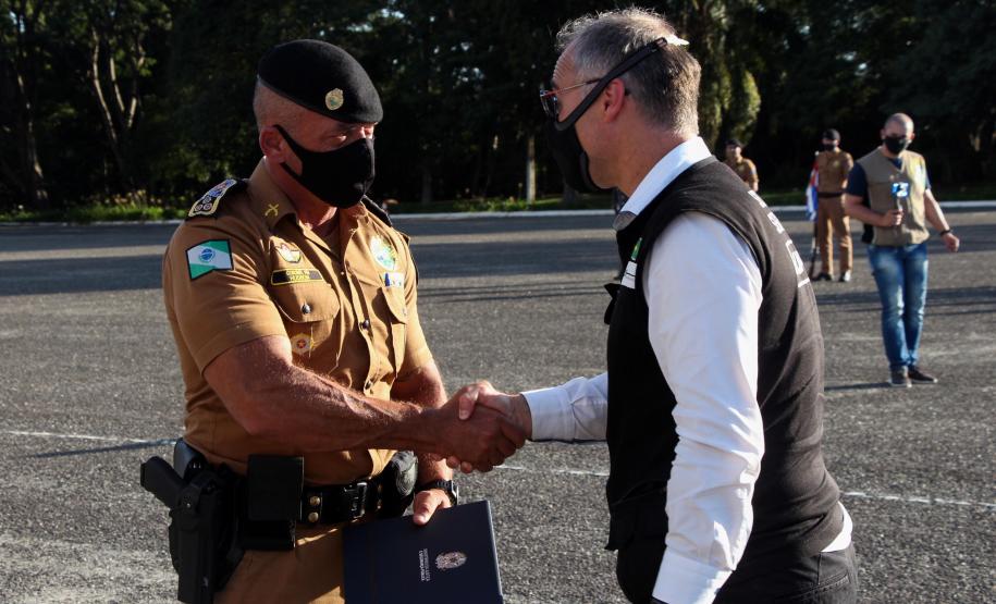 Profissionais de segurança pública são homenageados pelo ministro André Mendonça na APMG, em São José dos Pinhais