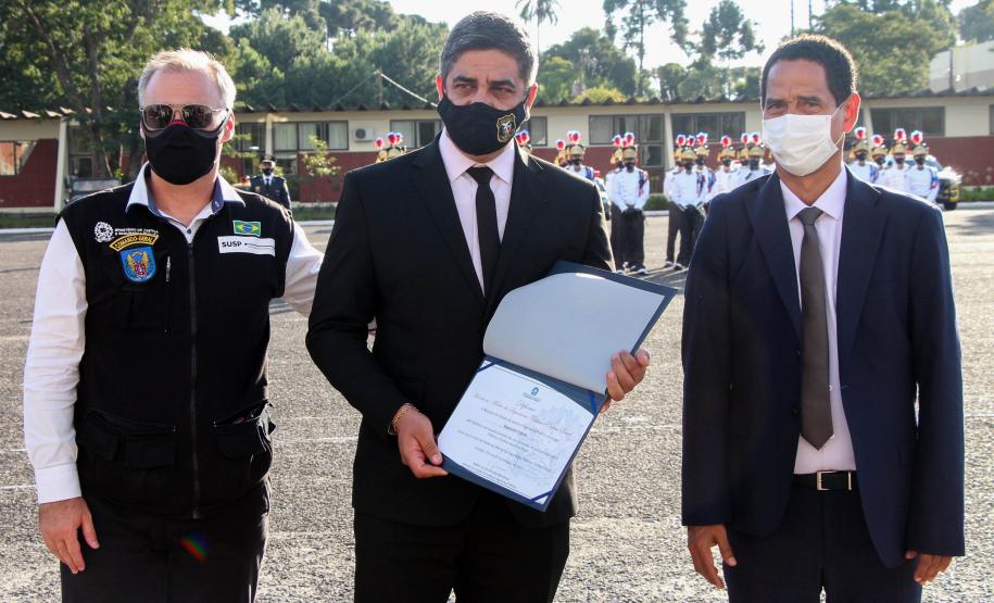 Profissionais de segurança pública são homenageados pelo ministro André Mendonça na APMG, em São José dos Pinhais