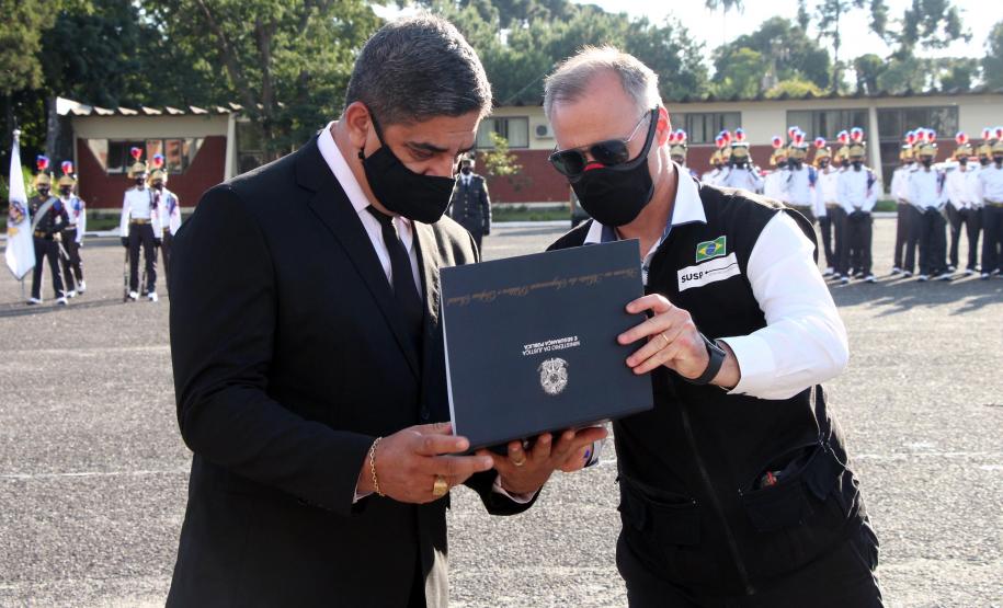 Profissionais de segurança pública são homenageados pelo ministro André Mendonça na APMG, em São José dos Pinhais