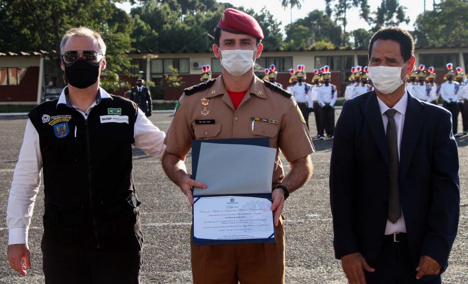 Profissionais de segurança pública são homenageados pelo ministro André Mendonça na APMG, em São José dos Pinhais
