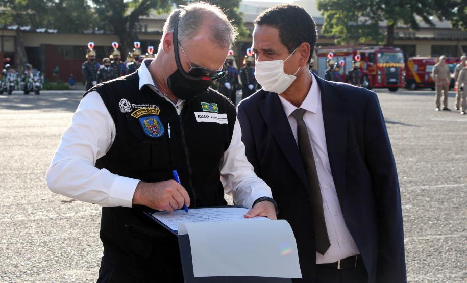 Profissionais de segurança pública são homenageados pelo ministro André Mendonça na APMG, em São José dos Pinhais