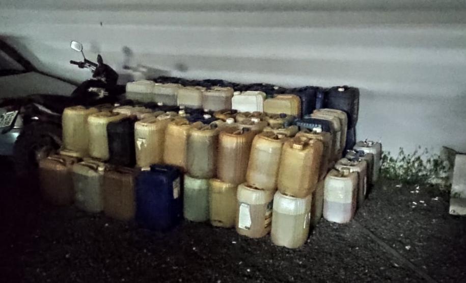 Mais de dois mil litros de combustível a ser vendido ilegalmente foi apreendido pela PM, em Campo Largo (PR)