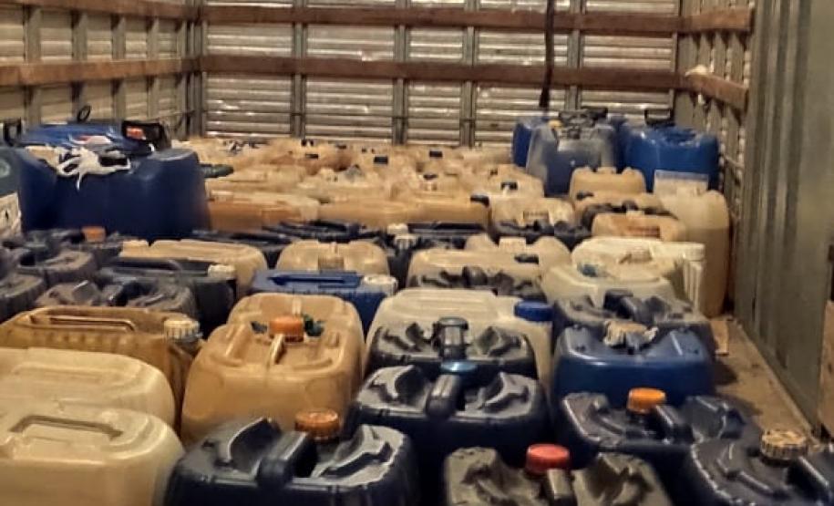 Mais de dois mil litros de combustível a ser vendido ilegalmente foi apreendido pela PM, em Campo Largo (PR)