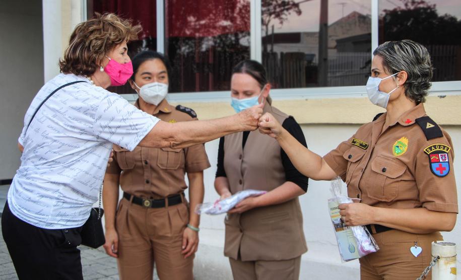 Embaixadoras da Paz Mundial entregam presentes para as profissionais da saúde do Hospital da PM em Curitiba