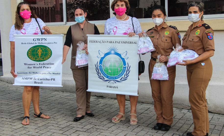Embaixadoras da Paz Mundial entregam presentes para as profissionais da saúde do Hospital da PM em Curitiba
