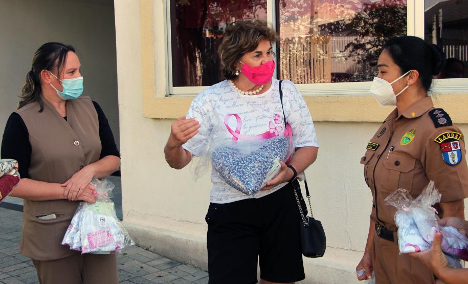Embaixadoras da Paz Mundial entregam presentes para as profissionais da saúde do Hospital da PM em Curitiba
