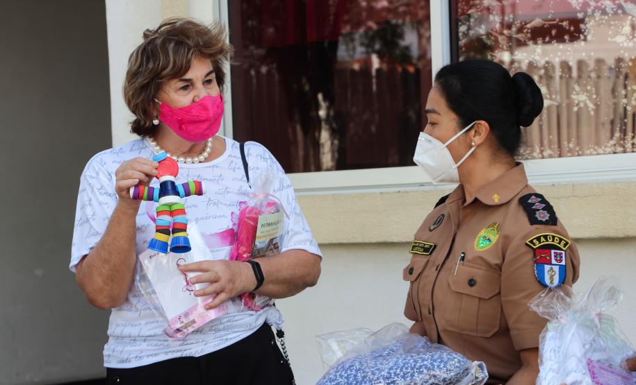 Embaixadoras da Paz Mundial entregam presentes para as profissionais da saúde do Hospital da PM em Curitiba