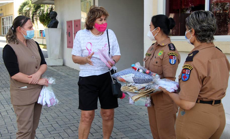 Embaixadoras da Paz Mundial entregam presentes para as profissionais da saúde do Hospital da PM em Curitiba