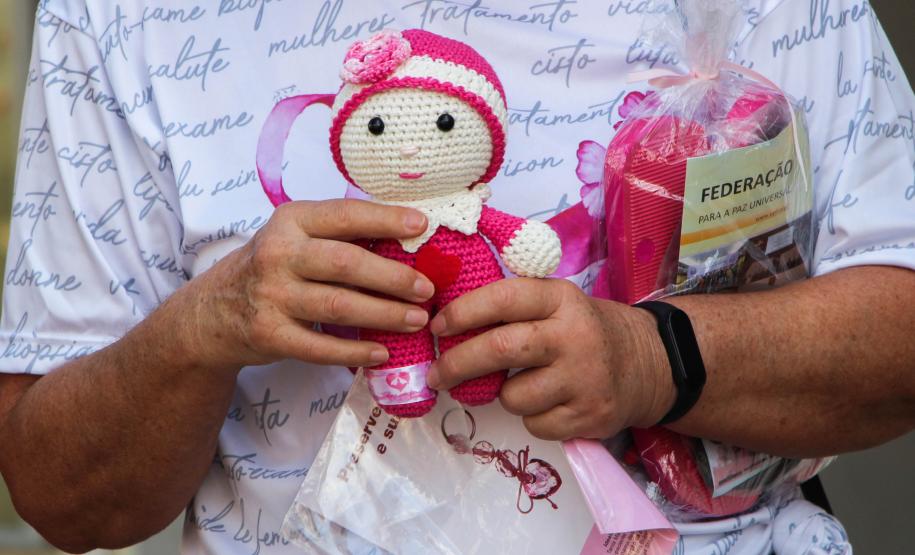 Embaixadoras da Paz Mundial entregam presentes para as profissionais da saúde do Hospital da PM em Curitiba