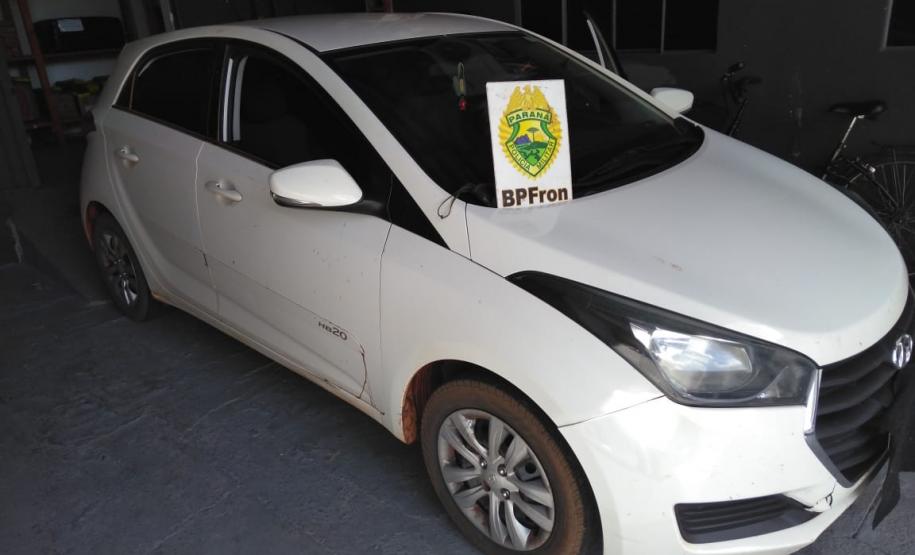 BPFron recupera carro roubado carregado com 262 quilos de insumo para suplementos contrabandeados em Cascavel (PR)